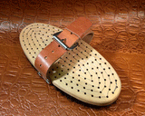 Käsinsidottu musta harjaksinen hevosharja, nahkaisella remmillä.