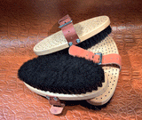 Käsinsidottu musta harjaksinen hevosharja