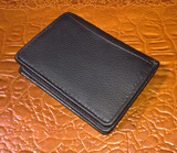 Nahkainen lompakko "henkkari"-ikkunalla