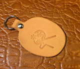 Erilaisia avaimenperiä ( Suomi on kaksinkertainen nahka sis.  pullonavaajan)