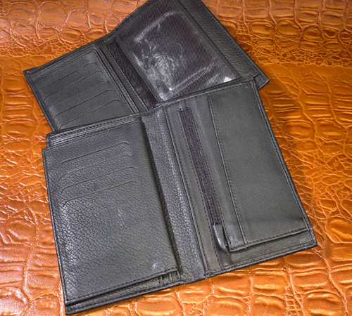 käsinvalmistettu nahkainen musta lompakko