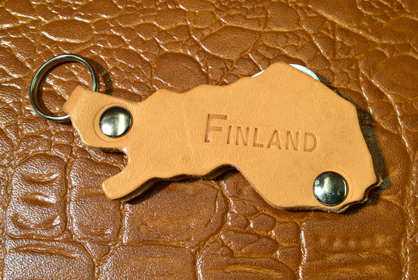 Suomen muotoinen nahkainen avaimenperä